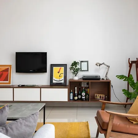 Chic, Modern & Spacious 2br Close To The Sea -