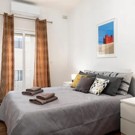 Chic, Modern & Spacious 2br Close To The Sea -