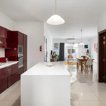 Chic, Modern & Spacious 2br Close To The Sea - アパート *