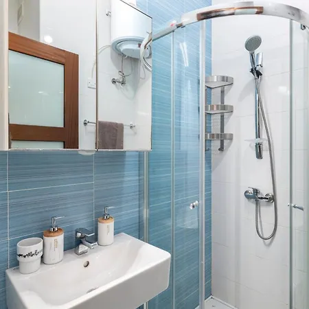 Chic, Modern & Spacious 2br Close To The Sea - アパート *