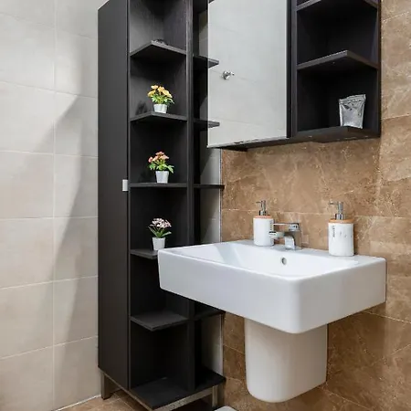 Chic, Modern & Spacious 2br Close To The Sea - דירה