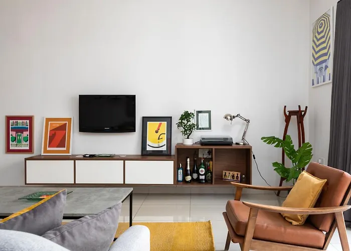 Chic, Modern & Spacious 2br Close To The Sea -