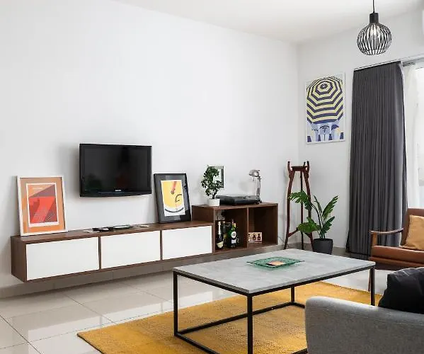 Chic, Modern & Spacious 2br Close To The Sea - Daire