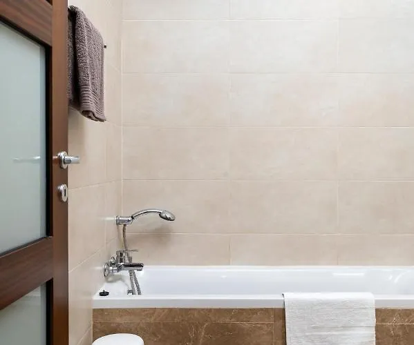 Chic, Modern & Spacious 2br Close To The Sea - *