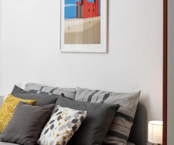 Chic, Modern & Spacious 2br Close To The Sea - Apartament *