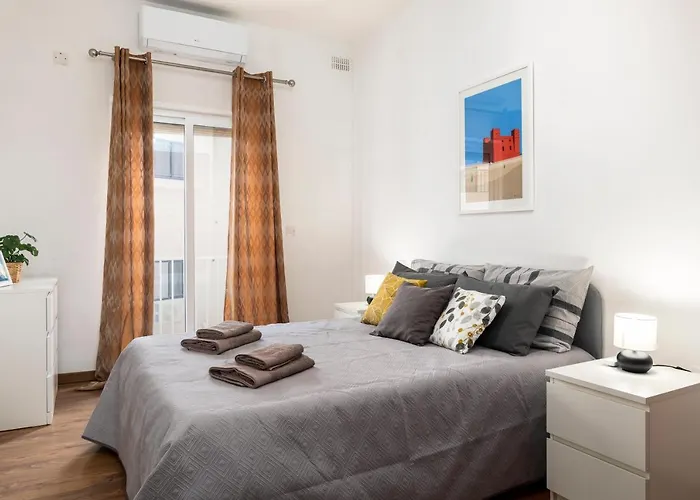 Chic, Modern & Spacious 2br Close To The Sea -