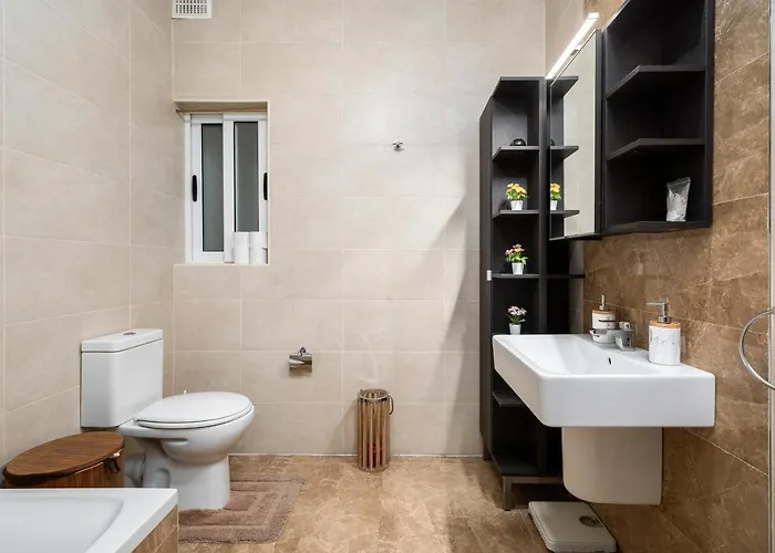 Daire Chic, Modern & Spacious 2br Close To The Sea -