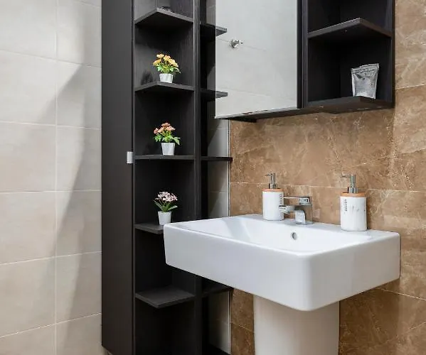 Chic, Modern & Spacious 2br Close To The Sea - Daire